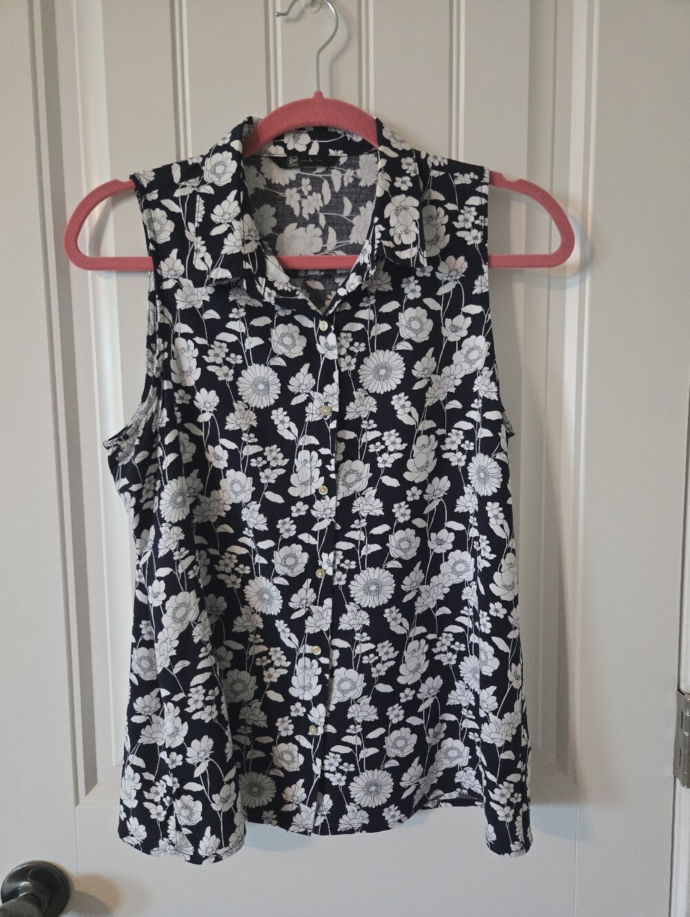 Black And White Floral Sleeveless Button-Down Blouse